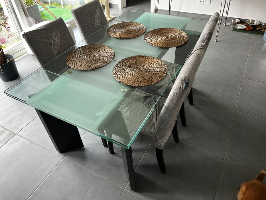 Mesa vidro  de jantar+4cadeiras  ,1,60m/1,90/2,20. X0,90m