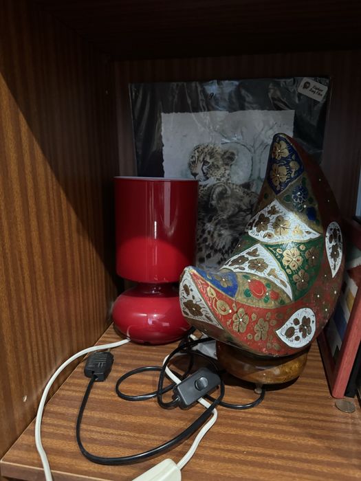 Candeiros surtidos (louça vermelho e outro de pele pintado)