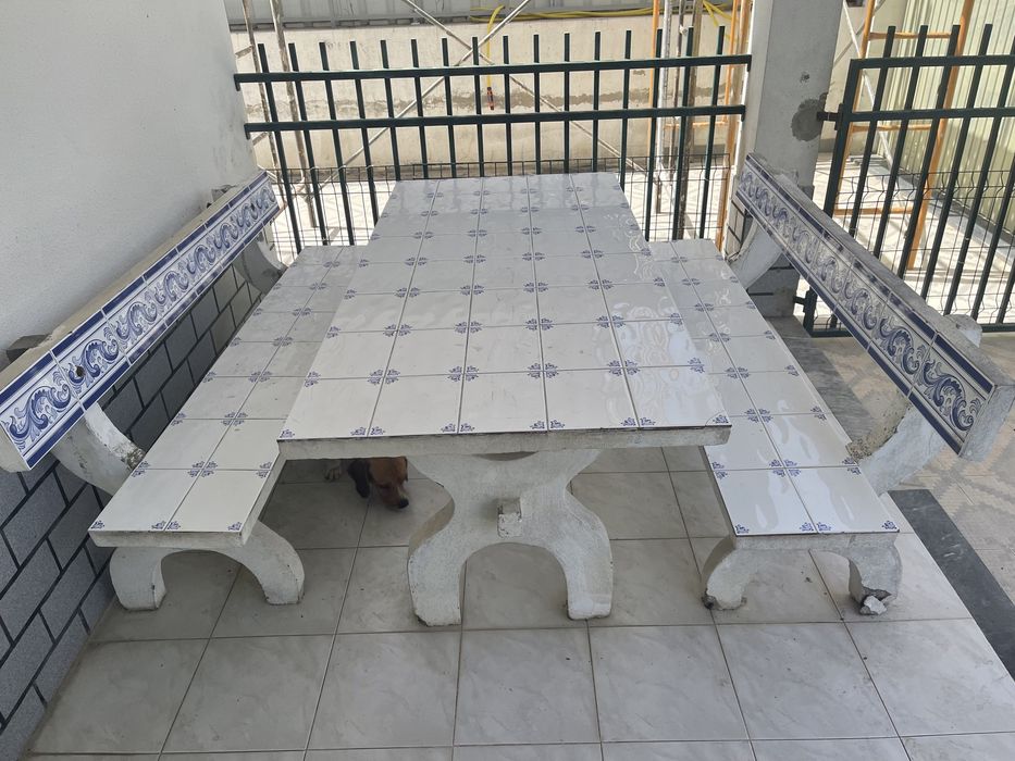 Mesa clássica de azulejo antiga…