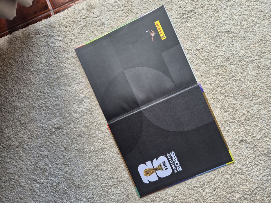 Caderneta dourada Mundial 2026 PANINI capa rija em Português
