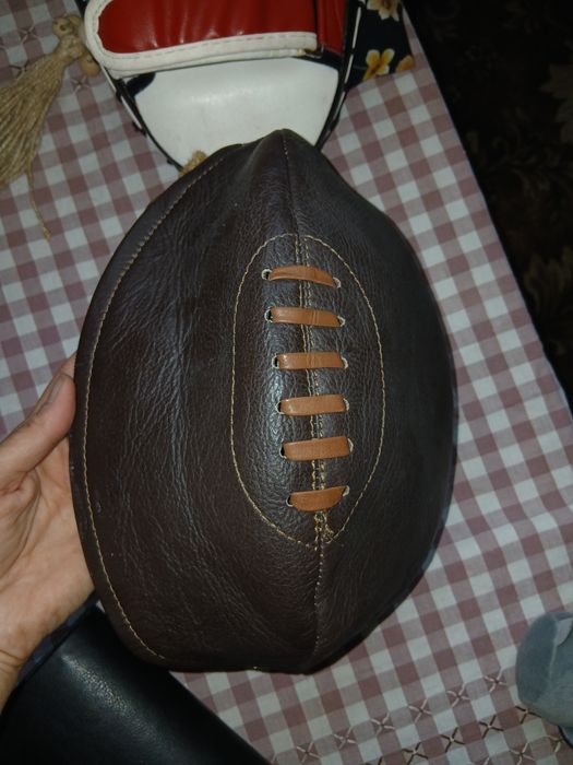 Кожана сумка у формі м'яча для регбі