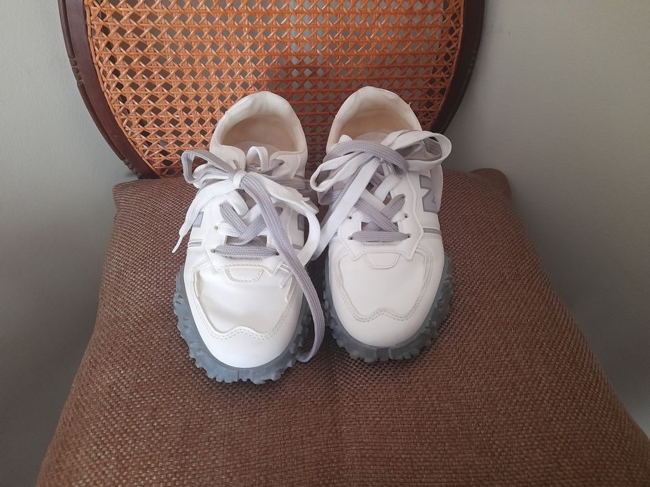 Ténis Novos  branco e cinza