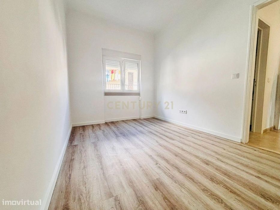 Arrendamento T2 Renovado em Almada com Varanda e Luz Natural