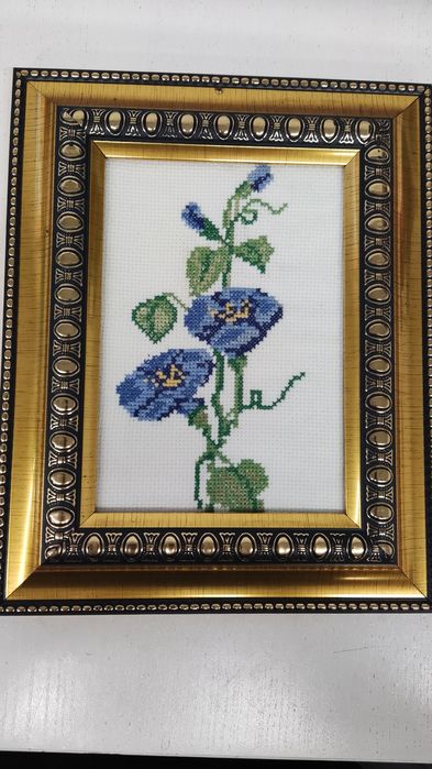 Moldura Dourada trabalhada em ponto cruz