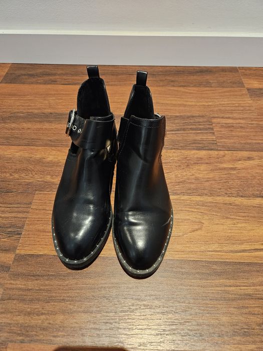 Botins pretos com fivela
