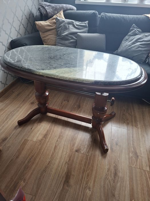 Stół z kamiennym blatem