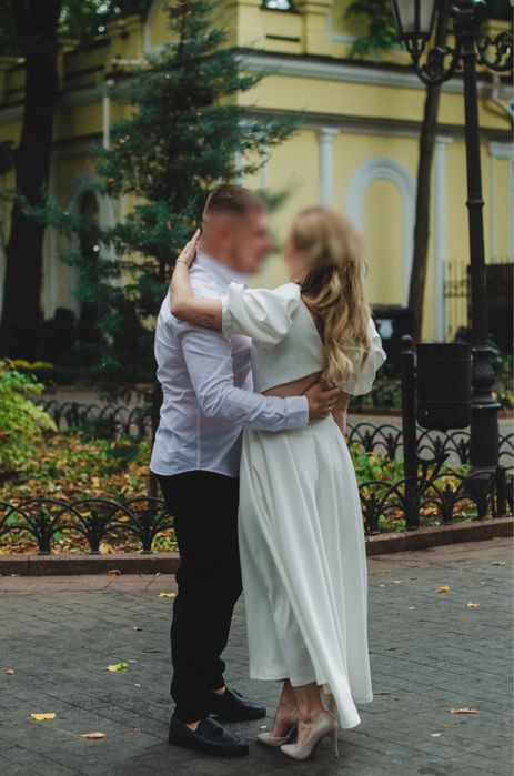 Біла весільна сукня