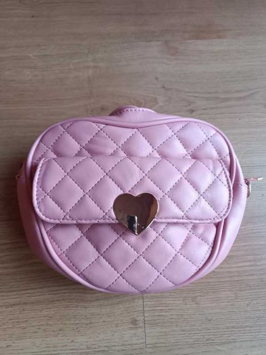 Bolsa rosa em coração a tiracolo - NOVA