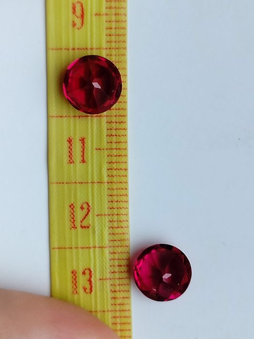 Два рубіни (корунд) 8 мм, грановані, з золотих прикрас