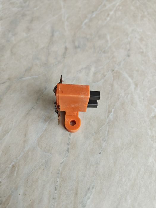 Щітки в корпусі для генератора