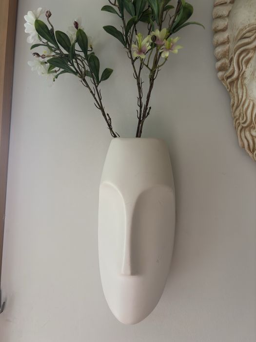 Jarra de parede de porcelana branca.