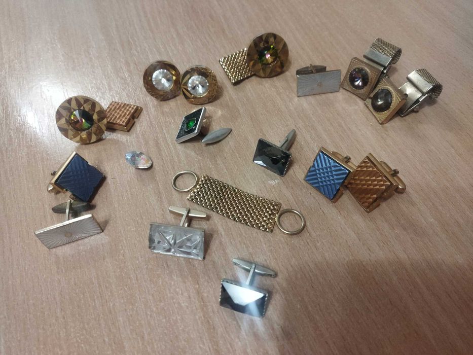 Запонки на рубашки.