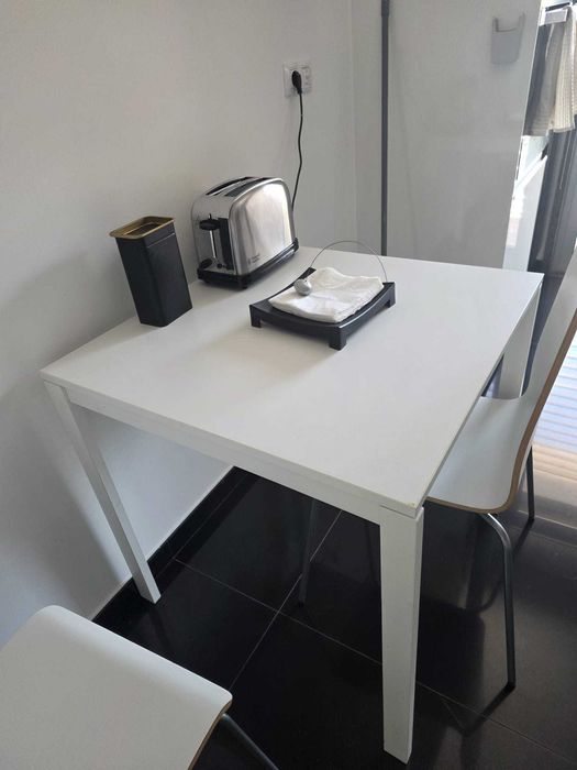 Mesa de cozinha quadrada de cor branca mais 2 cadeiras