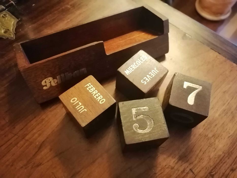 Calendário antigo da Pelikan em madeira