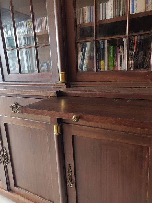 Móvel de Sala Clássico em Madeira com Vitrine