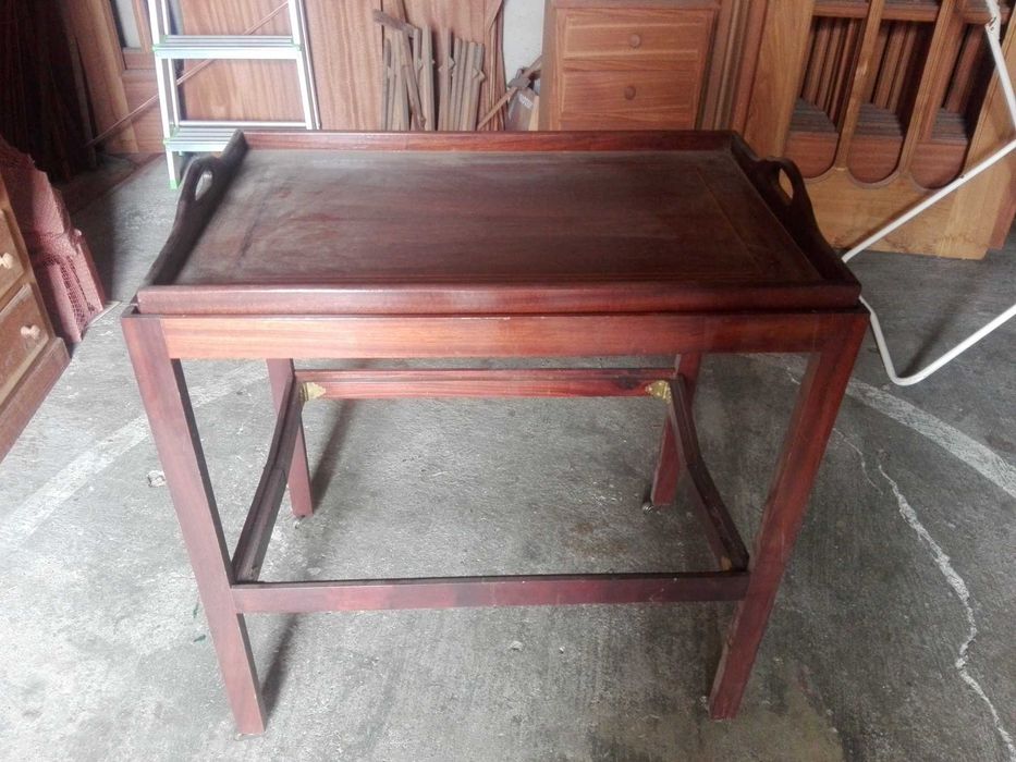 Cadeiras, porta revistas, tabuleiros, mesa de chá...