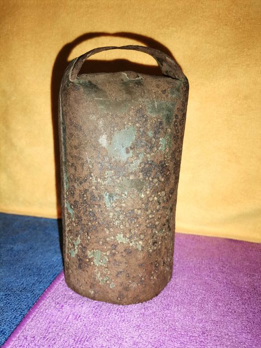 Chocalho Antigo em metal com badalo de Madeira
P