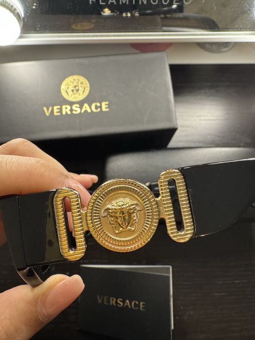 Oculos Versace dourados e preto