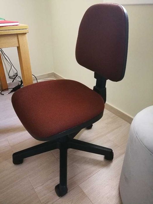 Cadeira de escritório com rodas