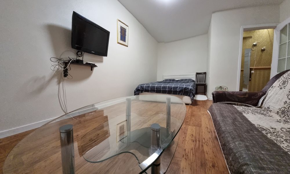 ОХМАТДЕТ. Квартира поруч с ЖД Вокзалом. Другий поверх