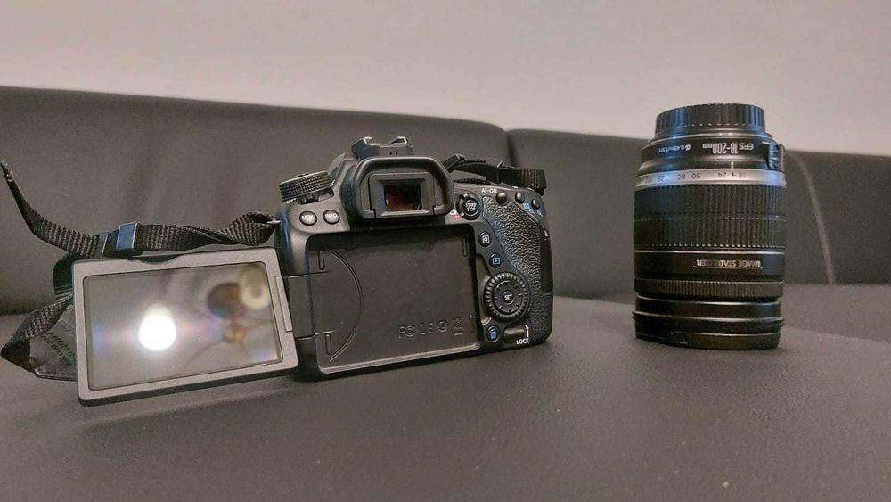 Canon 80D + Lente EF 18-200mm