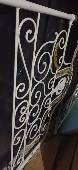 Cama de ferro antiga