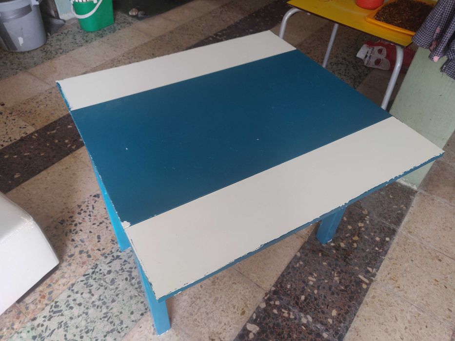 Mesa dobravel pintada de azul