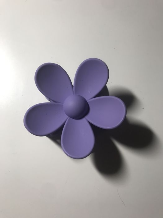 Spinka do włosów, fioletowa w kształcie letniego kwiatu, trend 2026