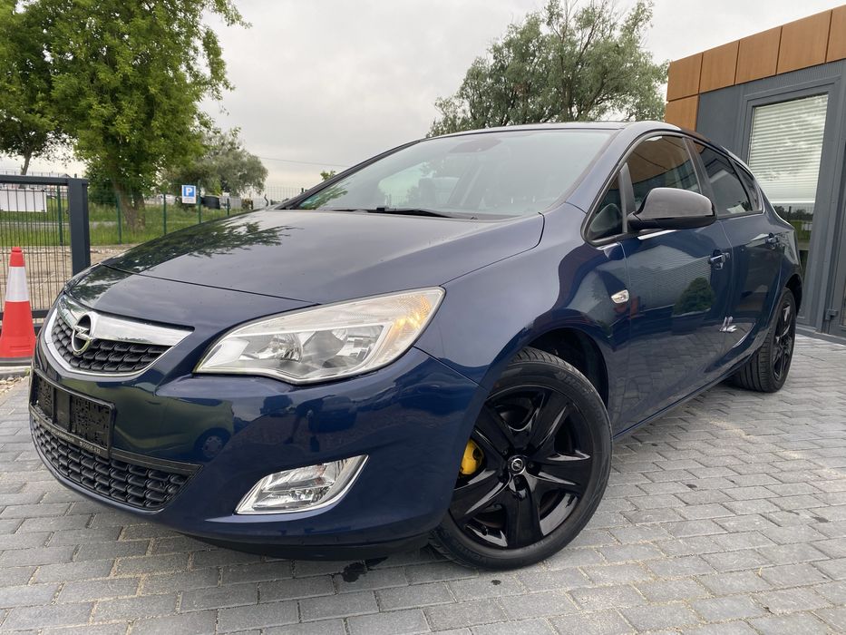 Opel Astra J 2011r niski przebieg super stan !!
