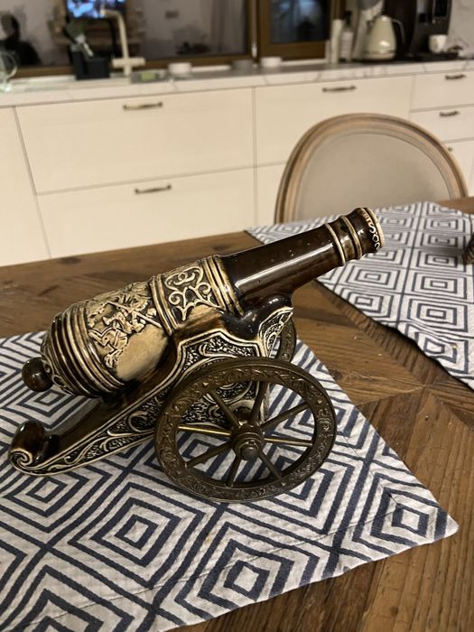 Бутилка в вигляді пушкі