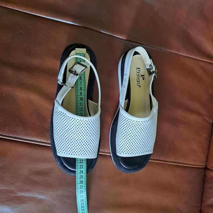 Продам босоніжки Prego