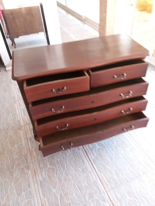 Cama de casal,estrado,mesinhas,cadeira,comoda.