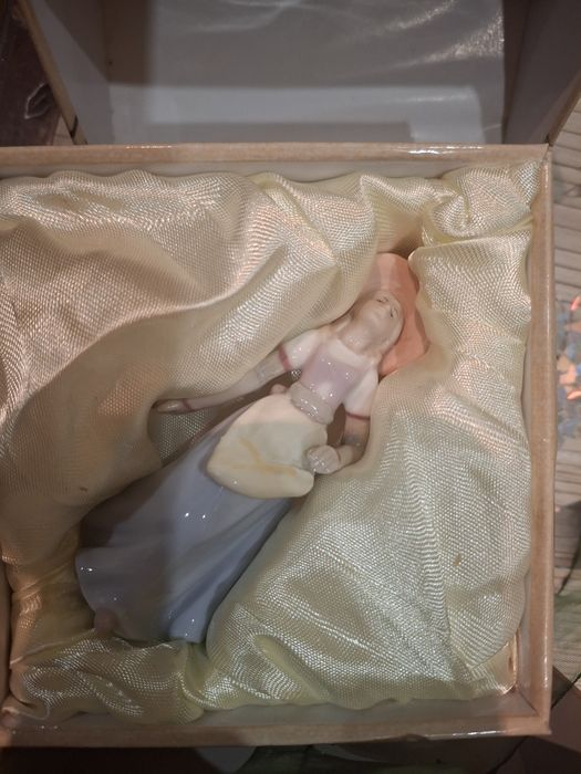 Порцелянова скульптурна фігурка" Господиня"(Pavone))"