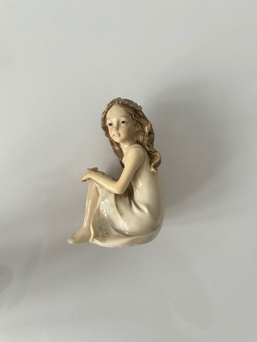 porcelanowa figurka- dziewczynka