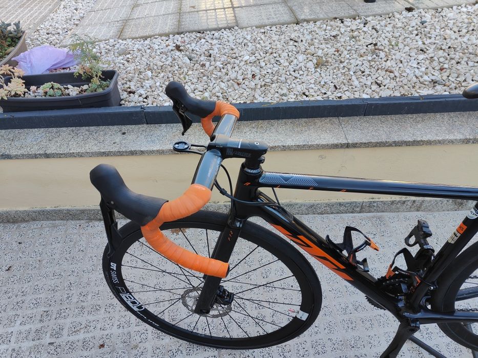 Bicicleta de estrada em carbono KTM