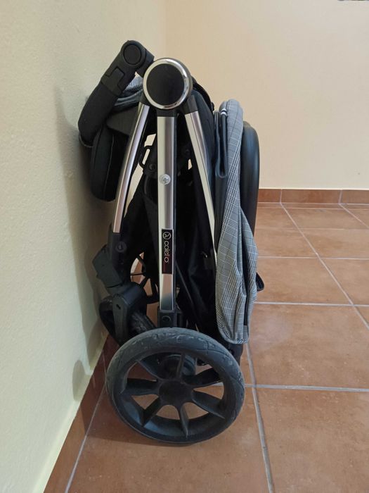 Carrinho de passeio compacto