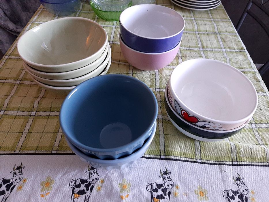 Copos , tacas tigelas e canecas