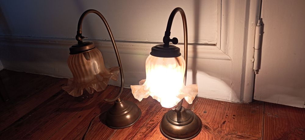 Dois candeeiros antigos em latão e vidro