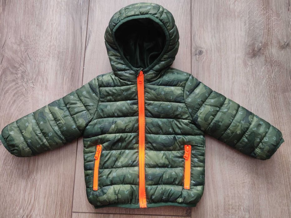 Яркая курточка 6-9 мес. с капюшоном, на  молнии. зеленого цвета