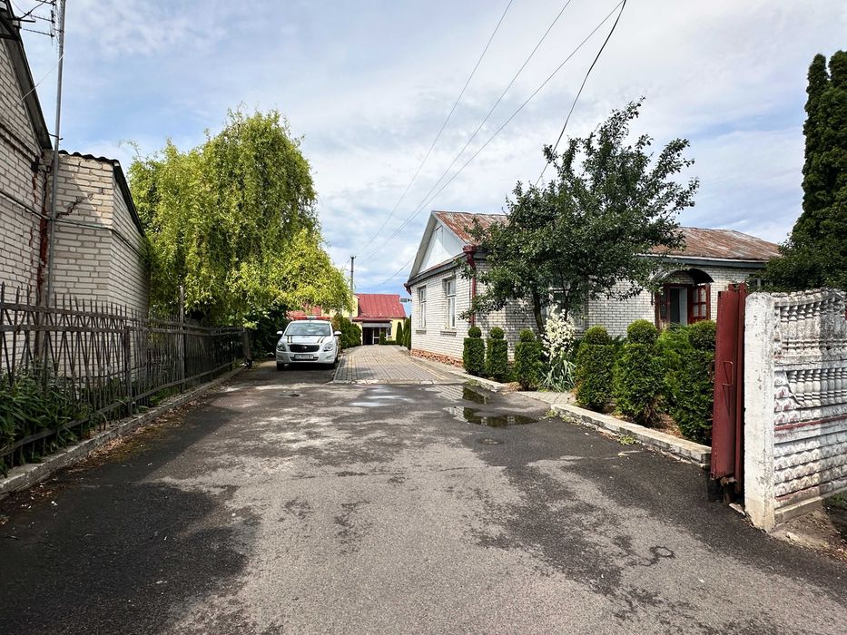 2 будинки+виробниче двоповерхове приміщення на території