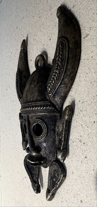 Antiga máscara africana em bronze