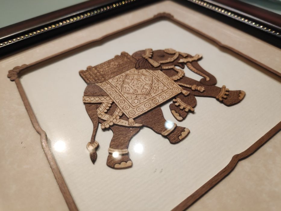 Quadro com elefante indiano em madeira
