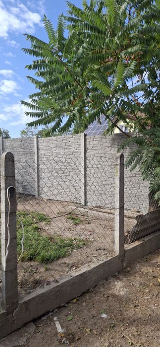 Montaż płotów betonowych , panelowych .