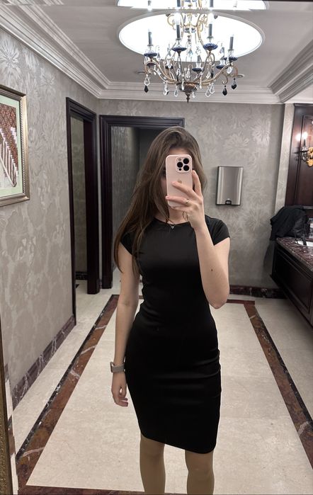 Чорна сукня до коліна