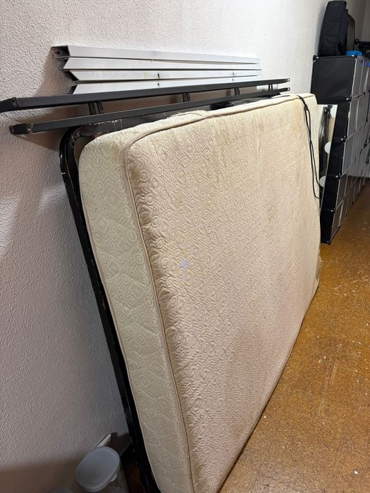 Vendo Cama de Casal, mesas de cabeceira, estrado e colchão