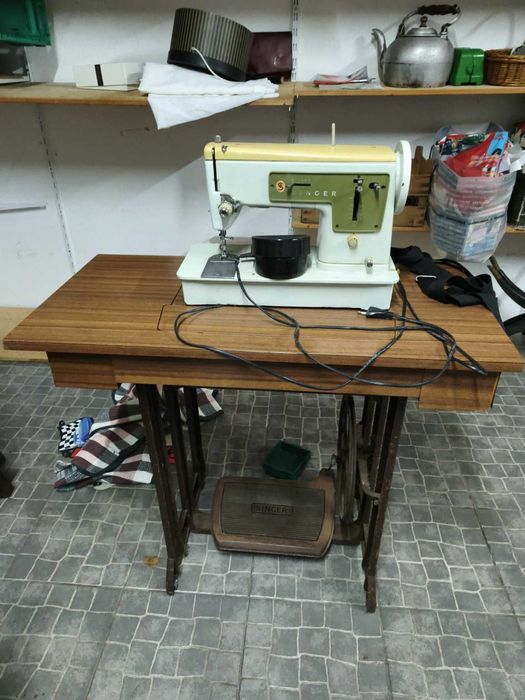 Máquina de Costura Singer com móvel e pedal – a funcionar