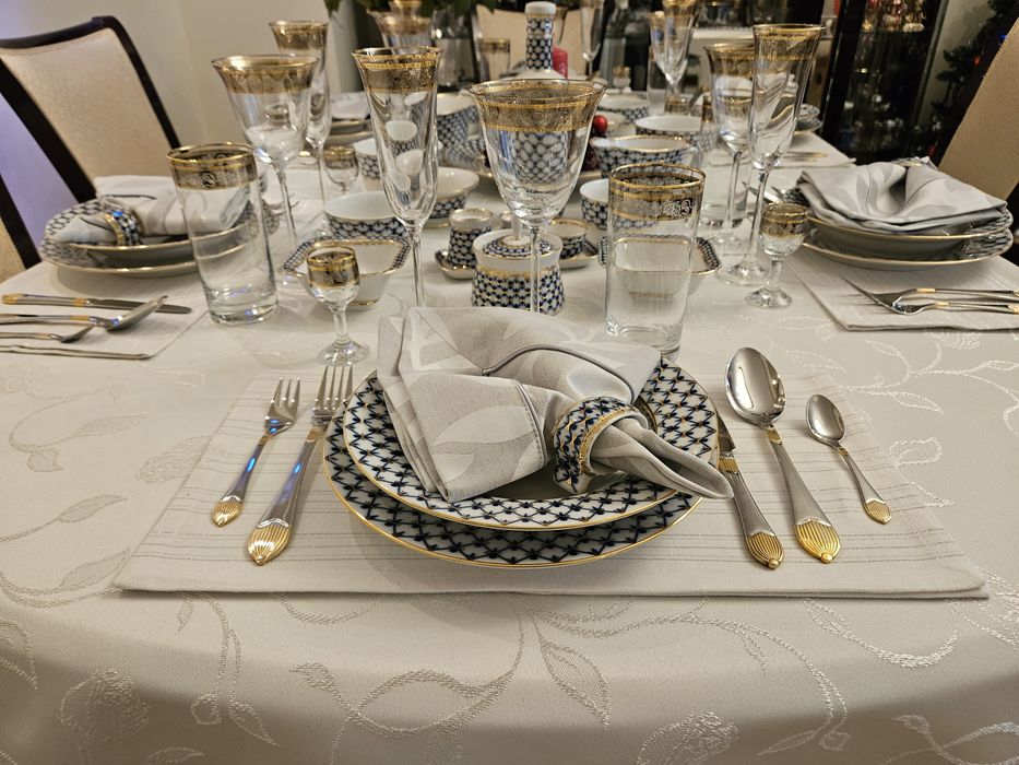 Zestaw obiadowy (kobaltowa siatka) IPM (dawny Łomonosow) na 12 osób.