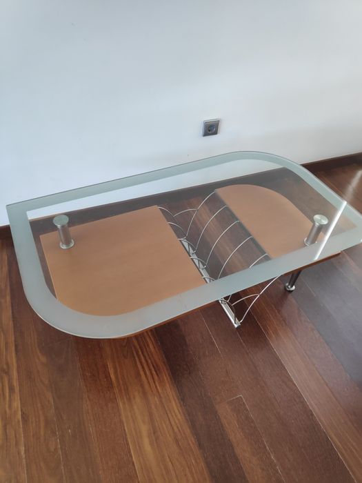 Mesa de centro com tampo de vidro.