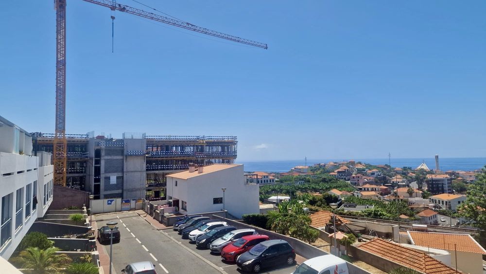 Moradia com sol todo o dia e vista mar parcial em Câmara de Lobos