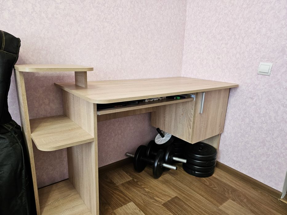 Комп’ютерний стіл